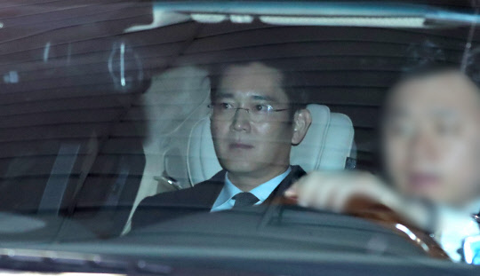 뇌물공여 등 혐의를 받는 이재용 삼성전자 부회장이 14일 오전 서울 대치동 박영수 특별검사팀에서 피의자 신분으로 조사를 마친 뒤 차량을 타고 귀가하고 있다.